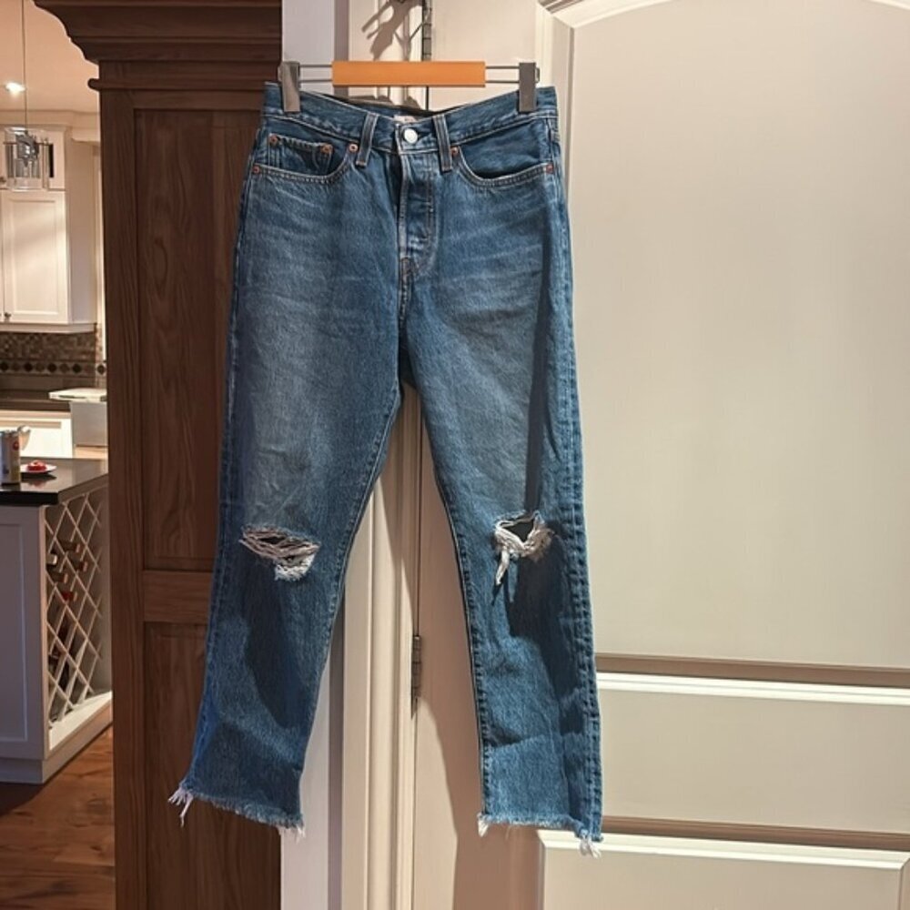ARITZIA LEVIS wedgie straight jeans with holes 27 euc